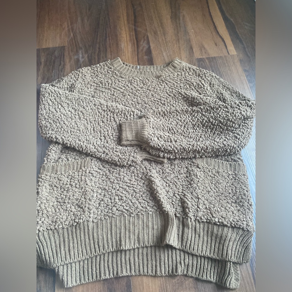 Brown boutique sweater with front pockets